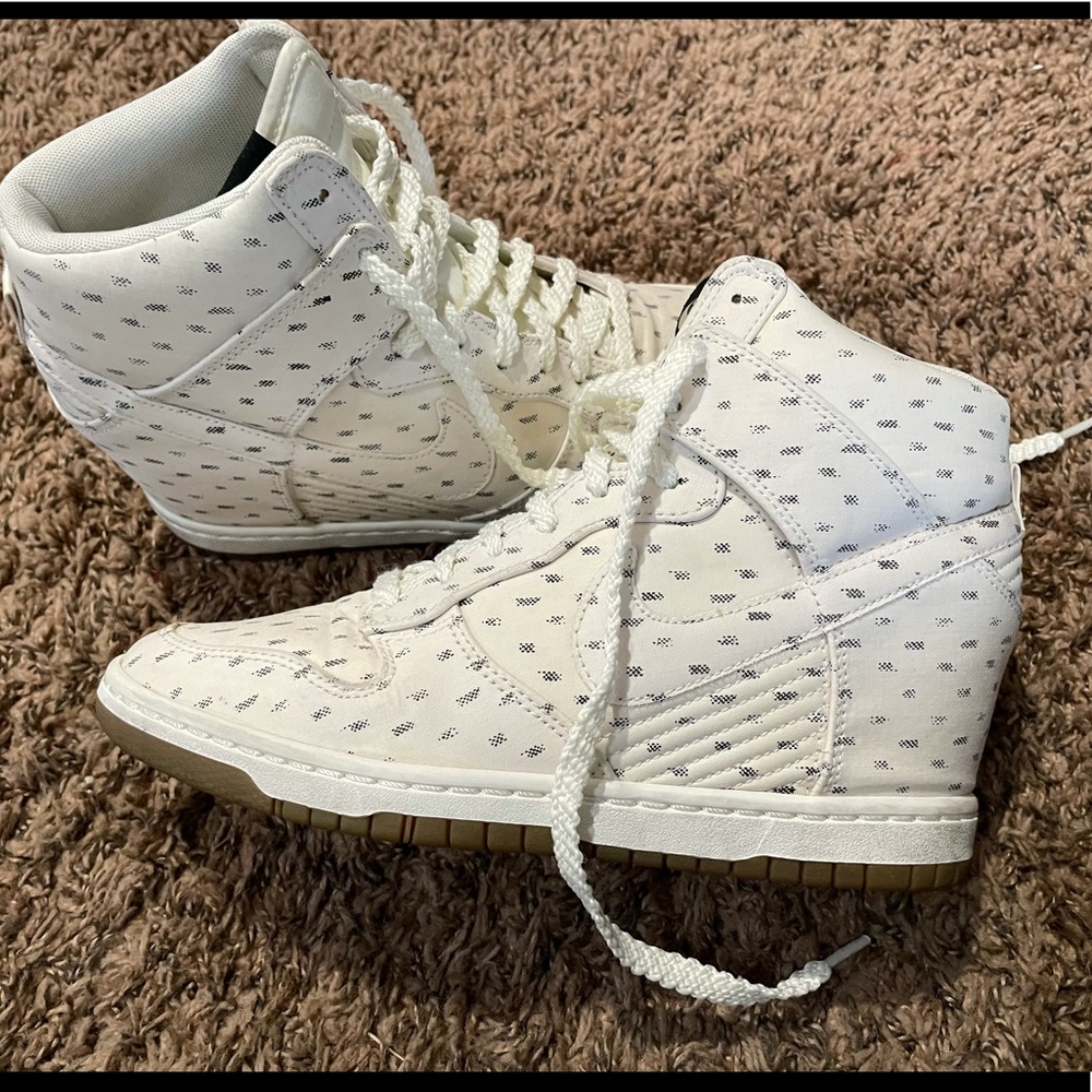 Nike Women 9.5 Dunk Sky Hi Print Wedge Heel Sneaker